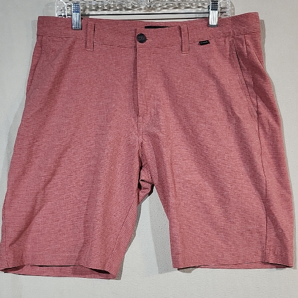 Travis Mathew Red Pinstriped Flat Front Lightweight Athletic Shorts Mens Size 36